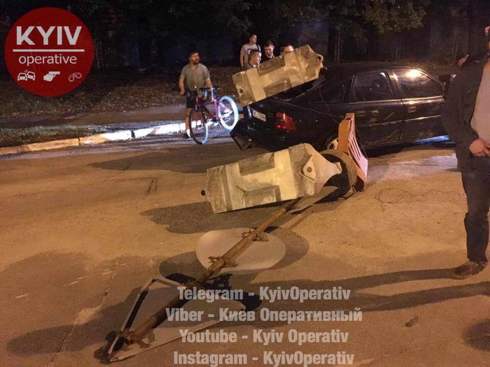 "Вешать на столбе!" В Киеве пьяный в хлам мужчина устроил четыре ДТП