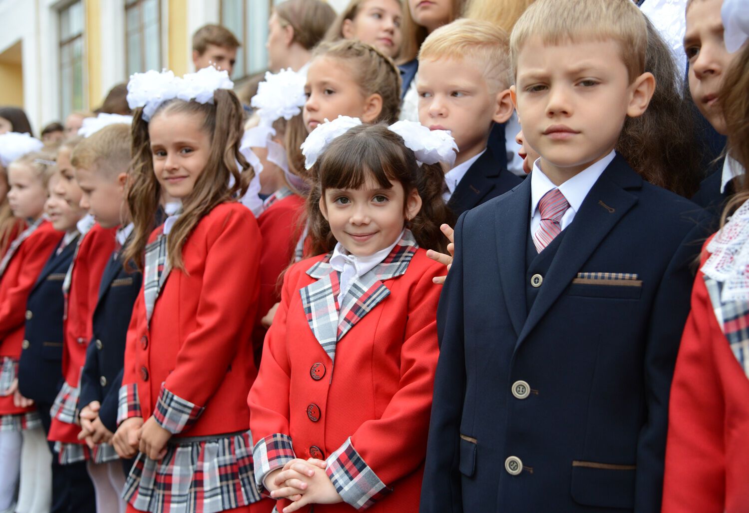 У День знань діти Донбасу отримали від Бориса Колесникова портфелі і солодкі набори