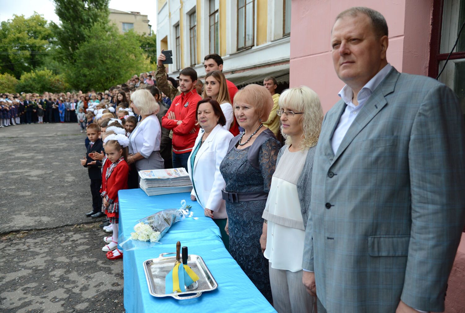 В День знаний дети Донбасса получили от Бориса Колесникова портфели и сладкие наборы