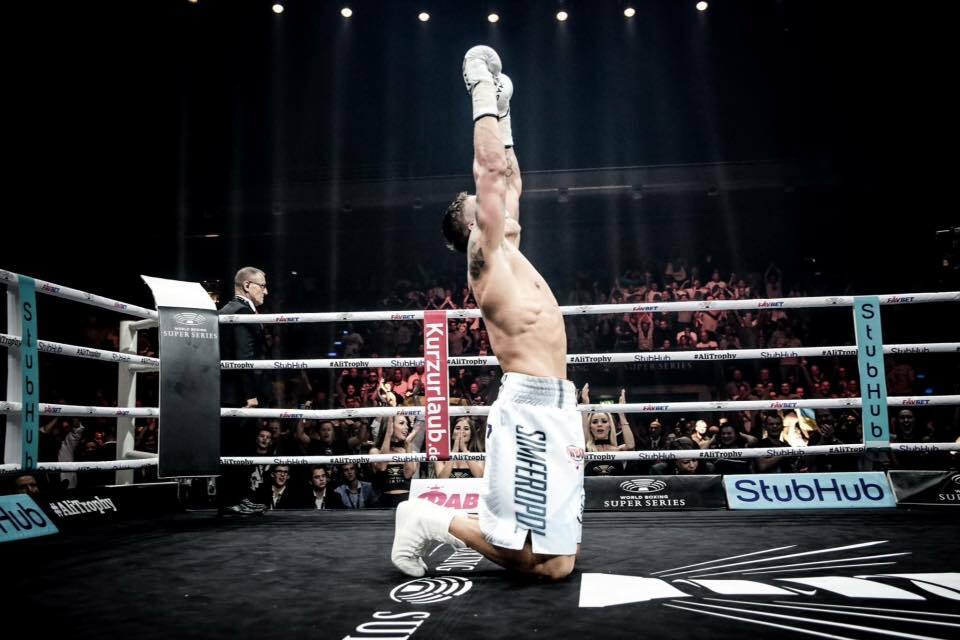 Усик нокаутировал Хука в четвертьфинале Всемирной суперсерии бокса