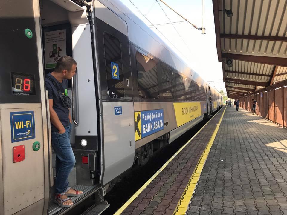 "Укрзалізниця" задержала поезд с Саакашвили: все подробности о "заложниках" 