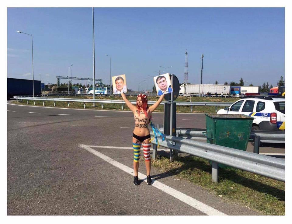 Aктівістка Femen роздяглася на міжнародному пункті пропуску "Краковець"