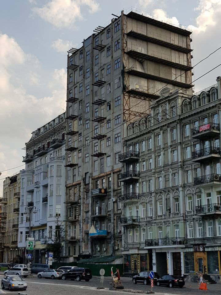У центрі Києва в будинку завалилася стіна: опубліковані фото