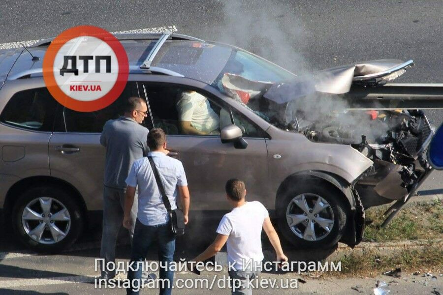 В сантиметрах от смерти: в Киеве водитель чудом спасся в жутком ДТП