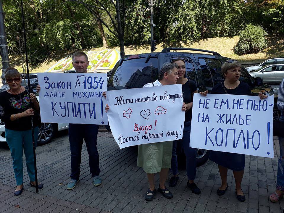 "Не ем, не пью": в Киеве переселенка объявила голодовку под Кабмином