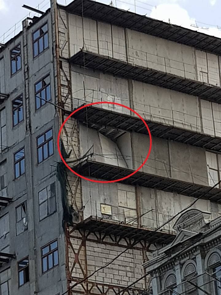 У центрі Києва в будинку завалилася стіна: опубліковані фото