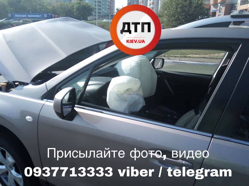 В сантиметрах от смерти: в Киеве водитель чудом спасся в жутком ДТП