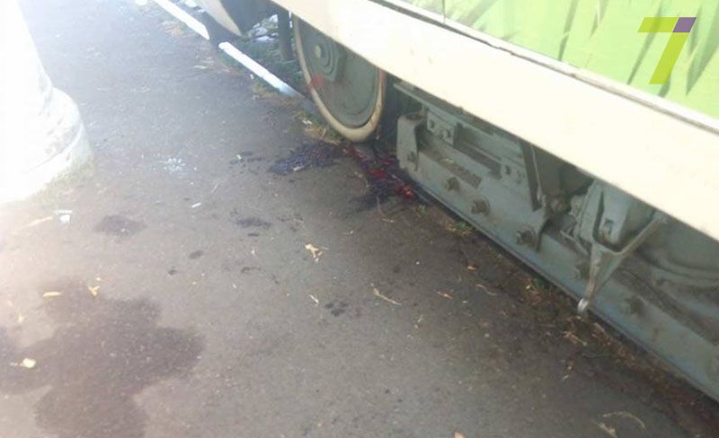В Одесі трамвай відрізав дівчині ноги
