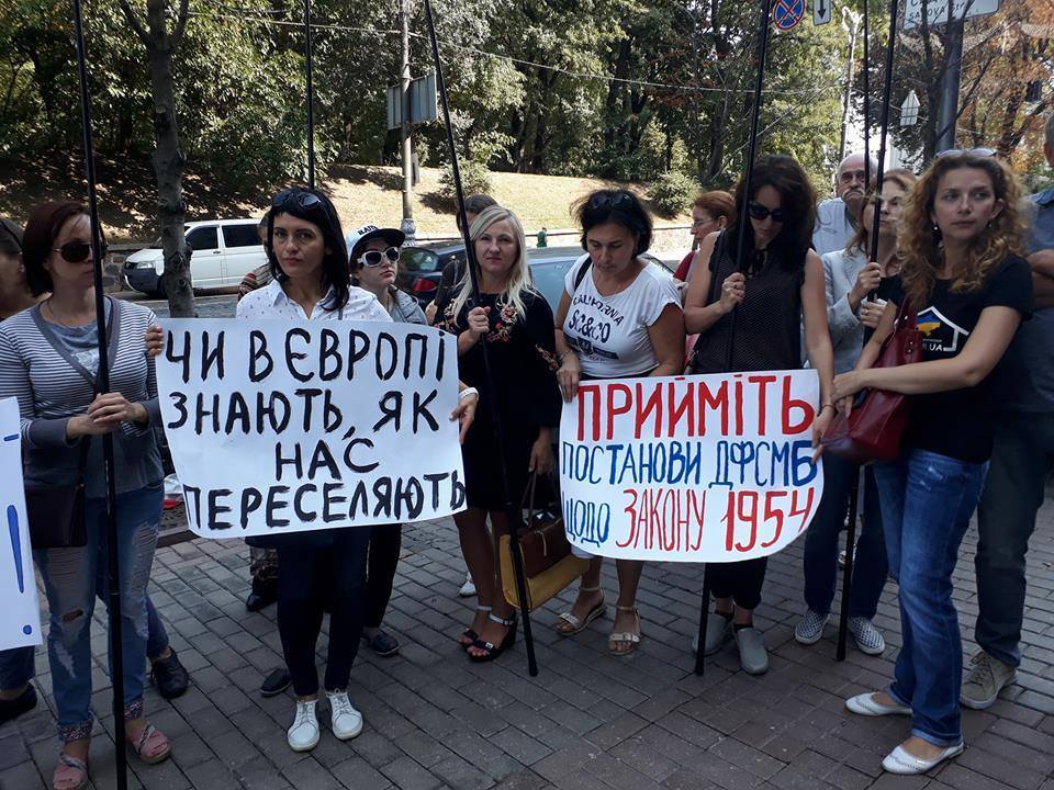 "Не ем, не пью": в Киеве переселенка объявила голодовку под Кабмином