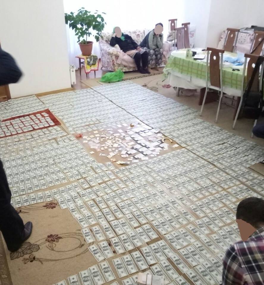 Золото, доллары и оружие: ГПУ провела обыск у экс-чиновника времен Януковича