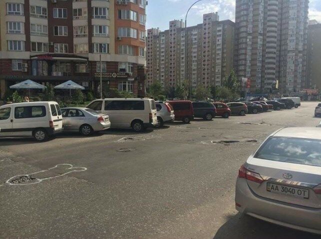 Знак благодарности: автолюбители оставили брутальный "привет Киевавтодору"