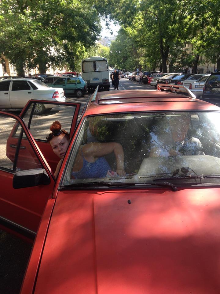 "Кажуть, що не знали": у центрі Одеси зловили туристів на "колорадському" авто