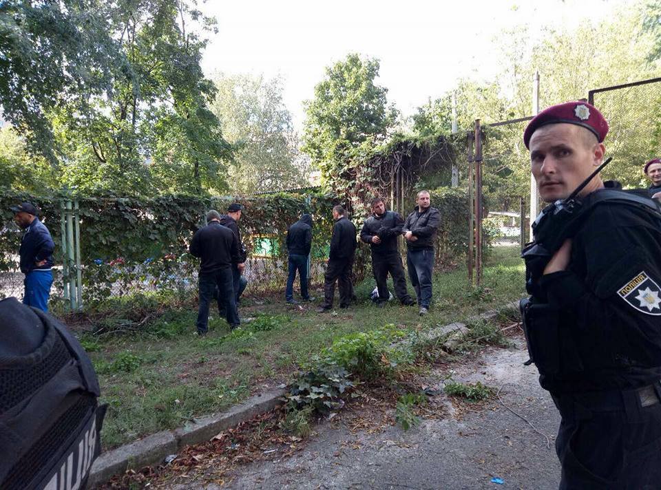 С дракой и поножовщиной: в Киеве неизвестные пытались захватить спорткомплекс