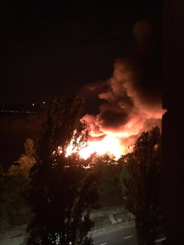 В Киеве масштабный пожар охватил ресторан: опубликованы фото и видео