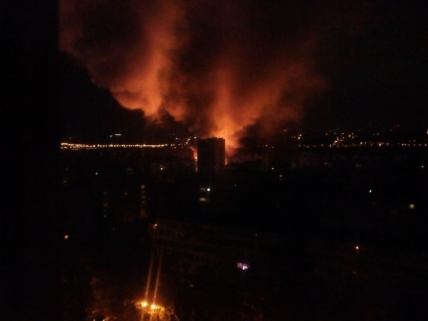 У Києві масштабна пожежа охопила ресторан