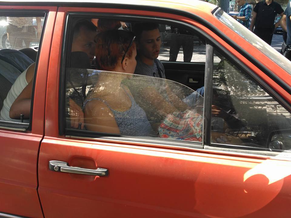 "Кажуть, що не знали": у центрі Одеси зловили туристів на "колорадському" авто