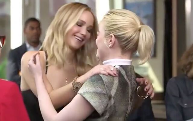 Женская дружба: звезды Голливуда удивили поклонников странным поведением