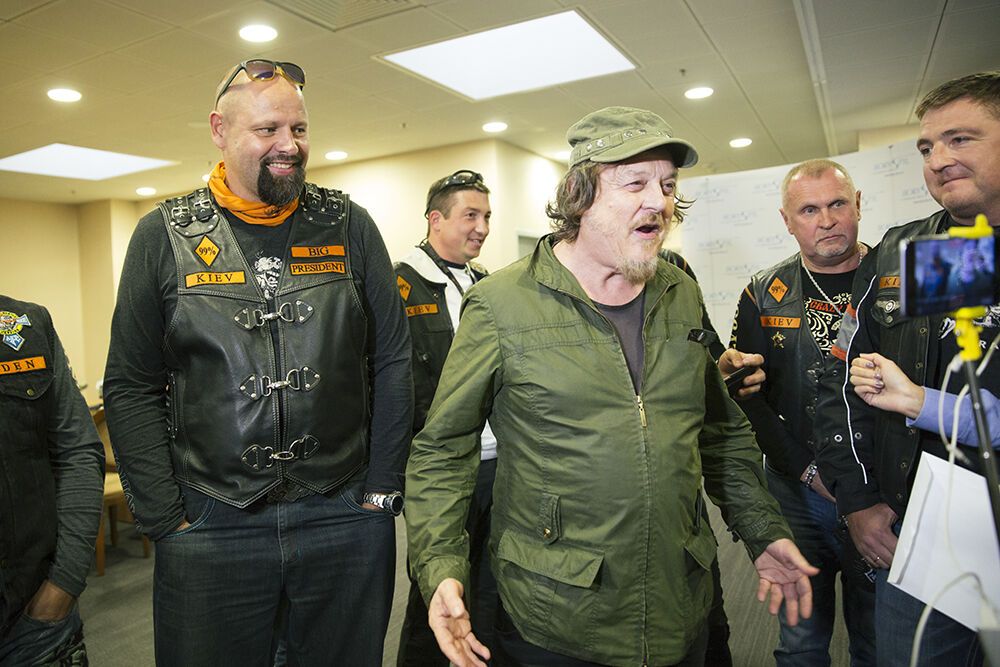Рок-звезду Zucchero в аэропорту растрогали украинские байкеры
