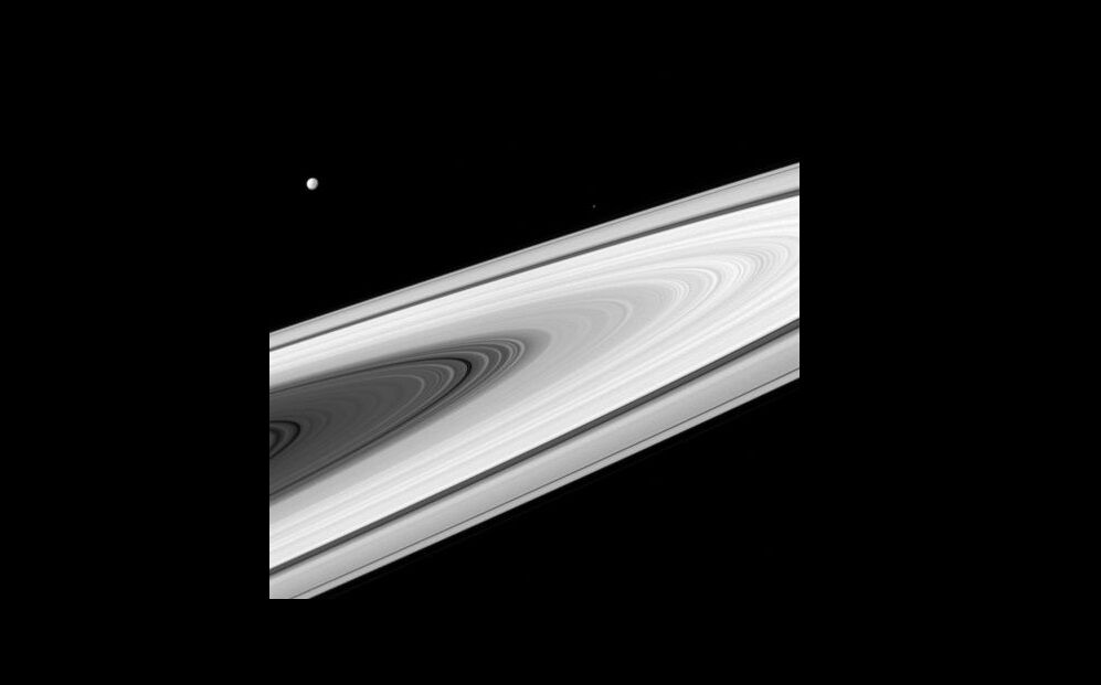 Місяці і кільця Сатурна настільки яскраві, що Cassini доводиться фотографувати їх з експозицією приблизно в 10 мс