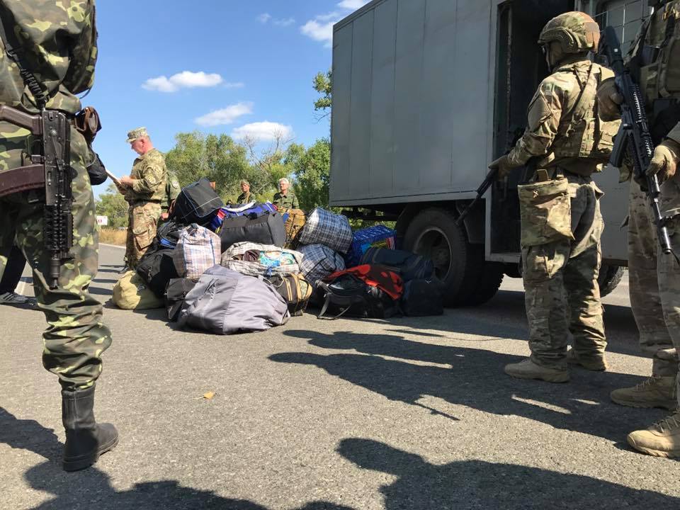 "После длительного перерыва": террористы "ДНР" передали Киеву заключенных