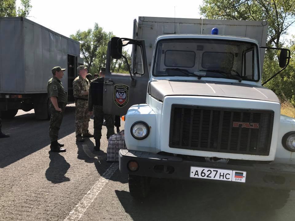 "После длительного перерыва": террористы "ДНР" передали Киеву заключенных