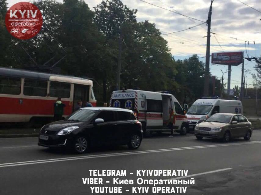 Шла через рельсы: в Киеве трамвай сбил женщину