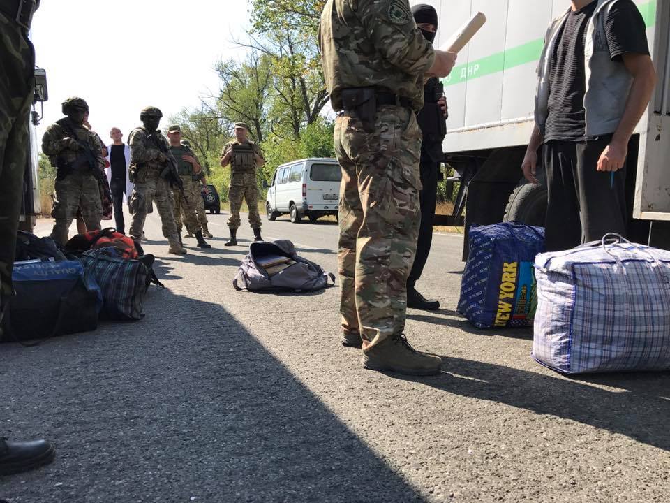 "Після тривалої перерви": терористи "ДНР" передали Києву затриманих