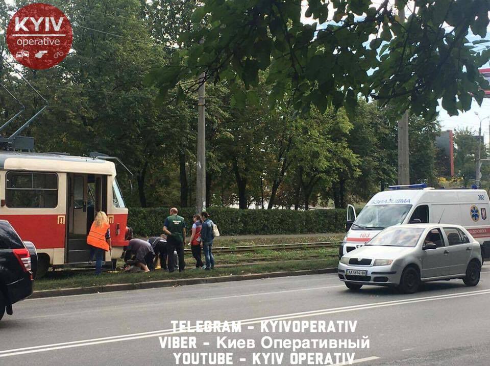 Прямувала через рейки: у Києві трамвай збив жінку