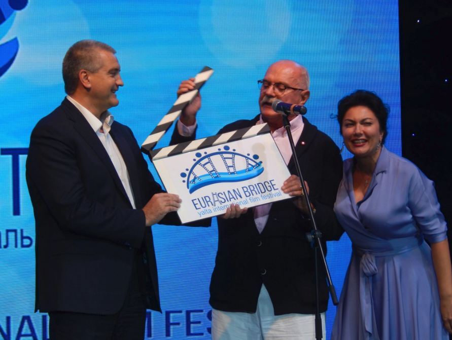 "Канны рыдают в истерике": в сети высмеяли публику "кинофестиваля" в Ялте