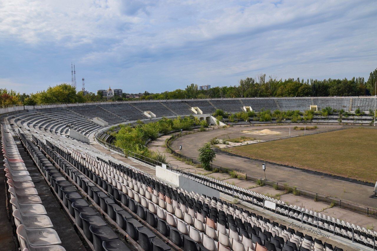 Розруха і джунглі. У Донецьку показали, на що перетворився легендарний стадіон "Шахтаря"