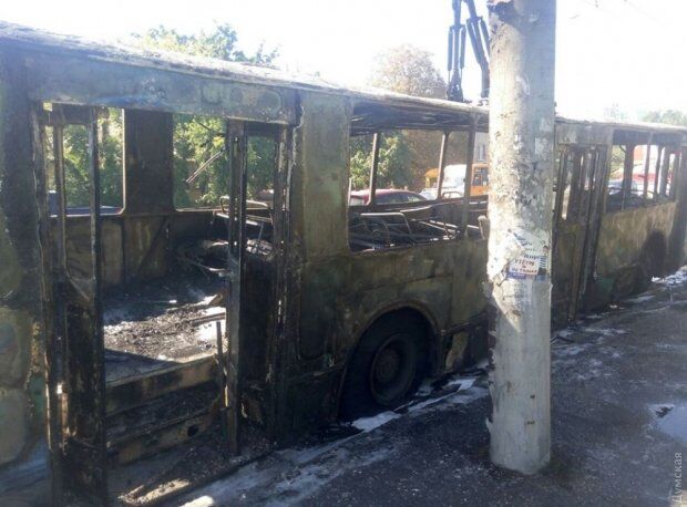 Нова потужна пожежа сколихнула Одесу: опубліковані фото і відео