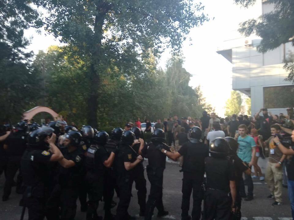Вибухові пакети, тротуарна плитка і сльозогінний газ: у поліції розкрили деталі сутичок в Одесі