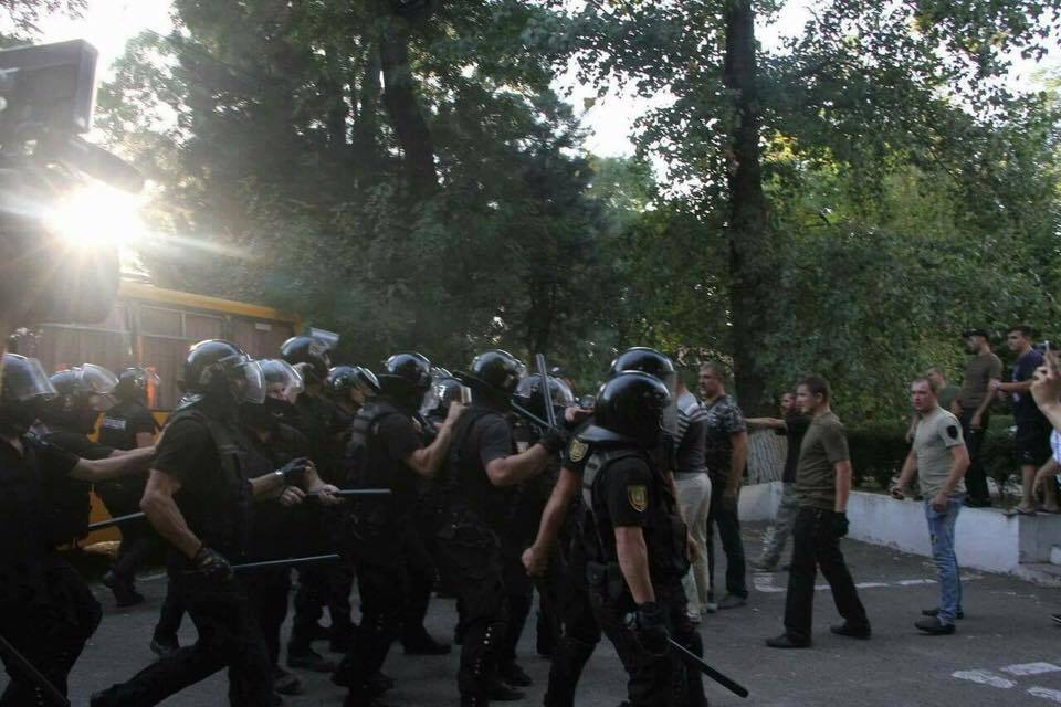Вибухові пакети, тротуарна плитка і сльозогінний газ: у поліції розкрили деталі сутичок в Одесі