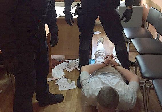 В Николаеве подполковник полиции был пойман на крупной взятке: опубликованы фото