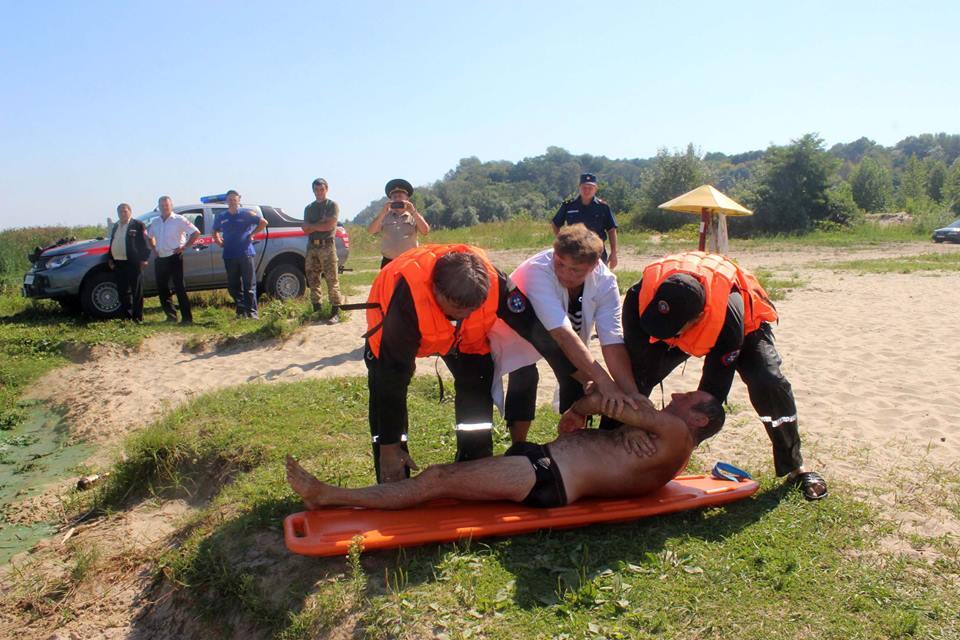 Рятувальники показують майстер-клас із порятунку "потопаючого"