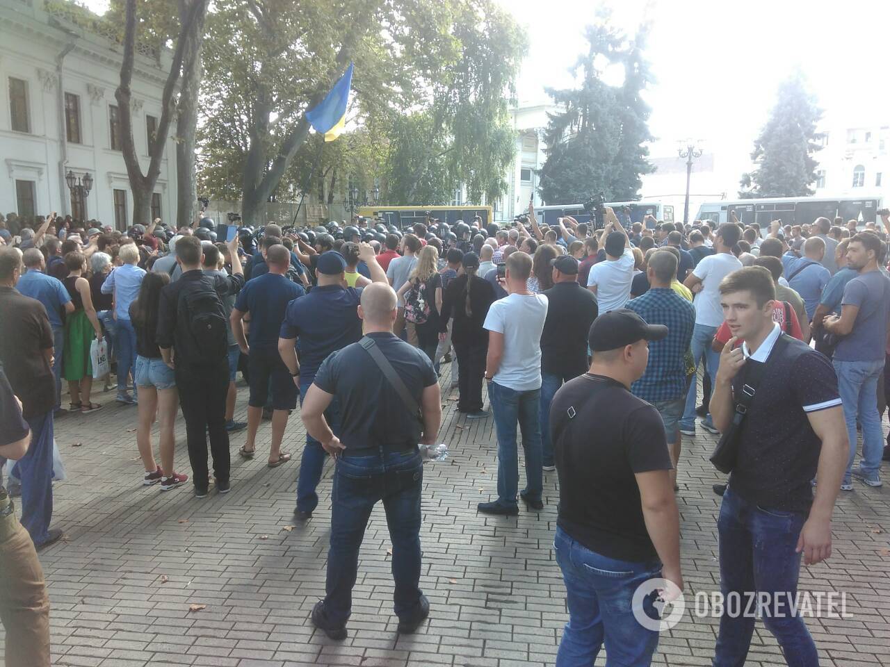 В Одессе под мэрией произошли столкновения активистов с полицией: много пострадавших
