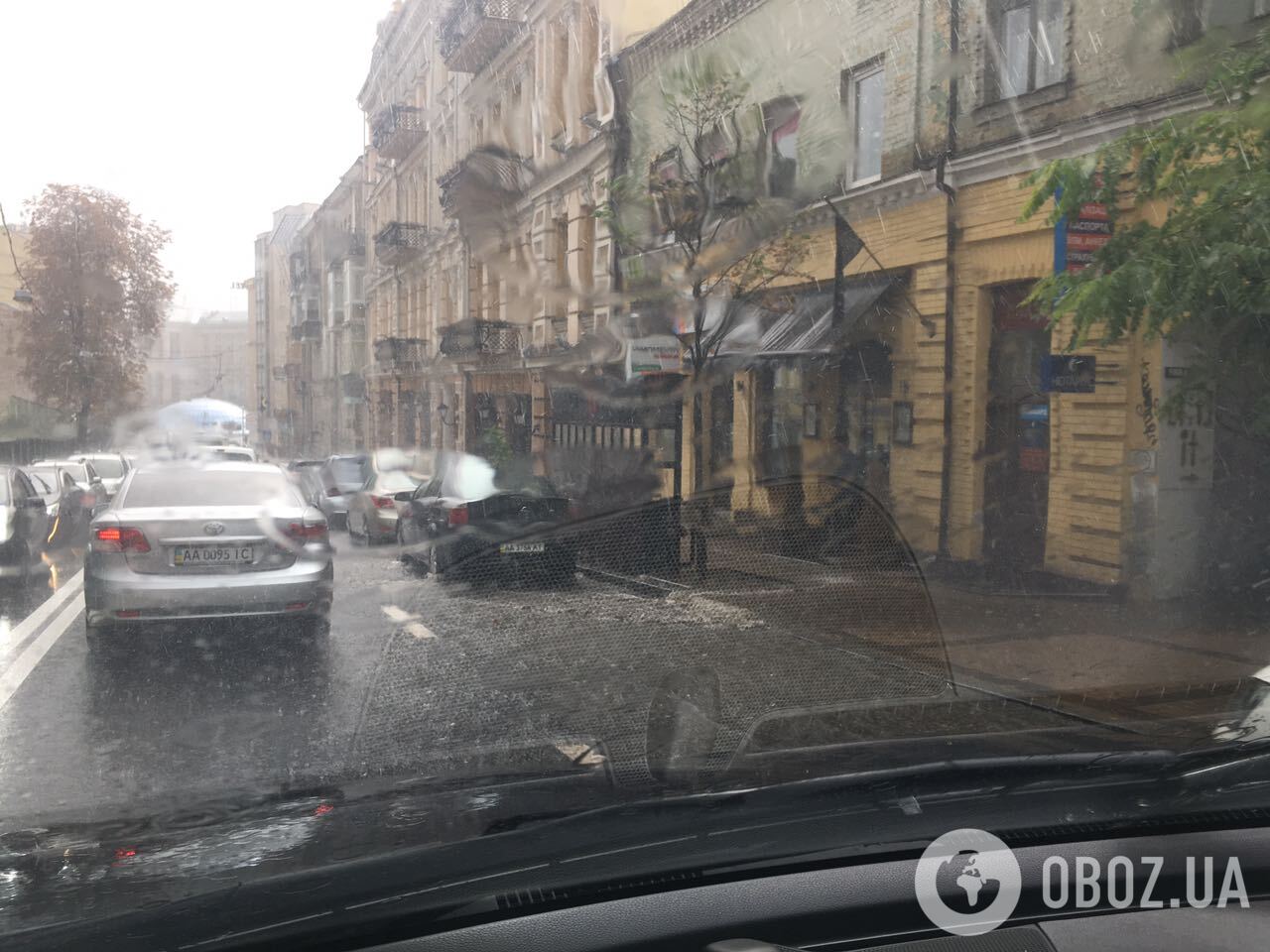 "Гром гремит, земля трясется": погодный "сюрприз" в Киеве удивил сеть