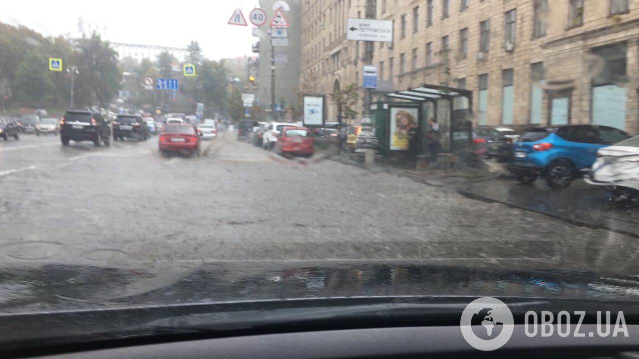 "Грім гримить, земля трясеться": погодний "сюрприз" у Києві здивував мережу