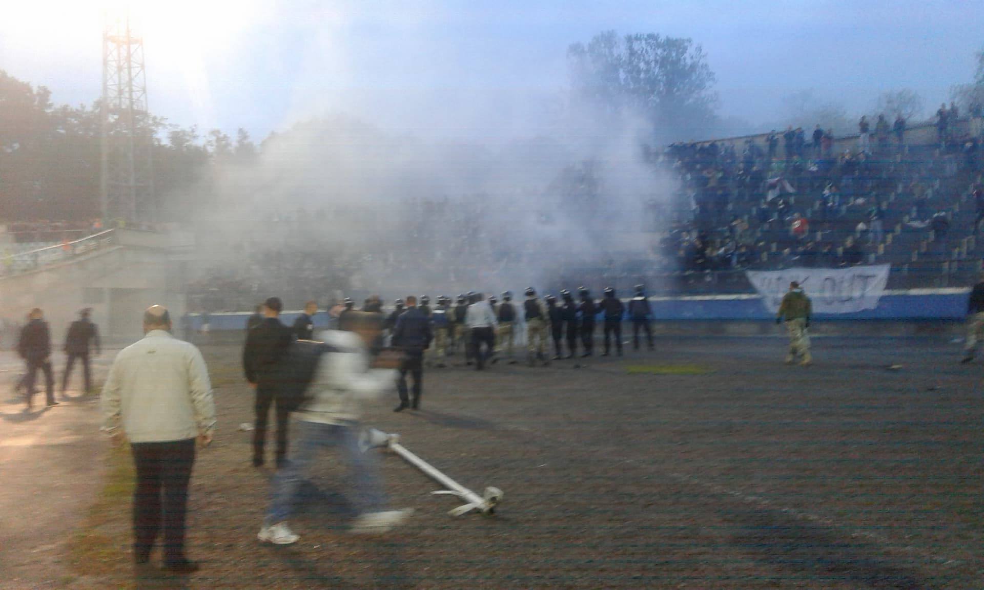 Полиция и бойцы АТО: фанаты сорвали матч Кубка Украины по футболу - появились фото и видео
