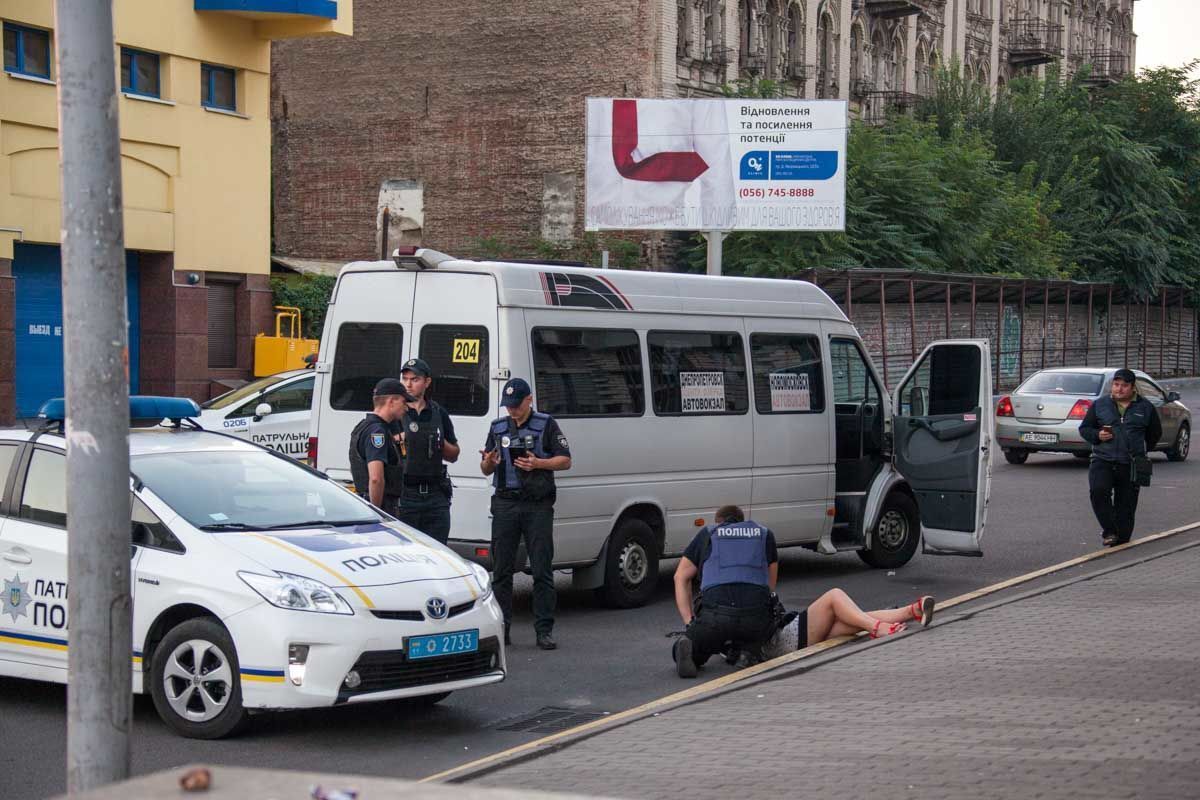 У Дніпрі жінка на ходу вилетіла з маршрутки