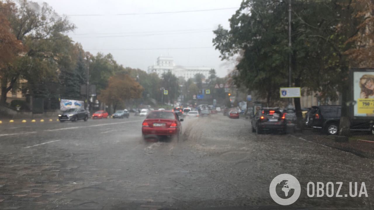 "Гром гремит, земля трясется": погодный "сюрприз" в Киеве удивил сеть