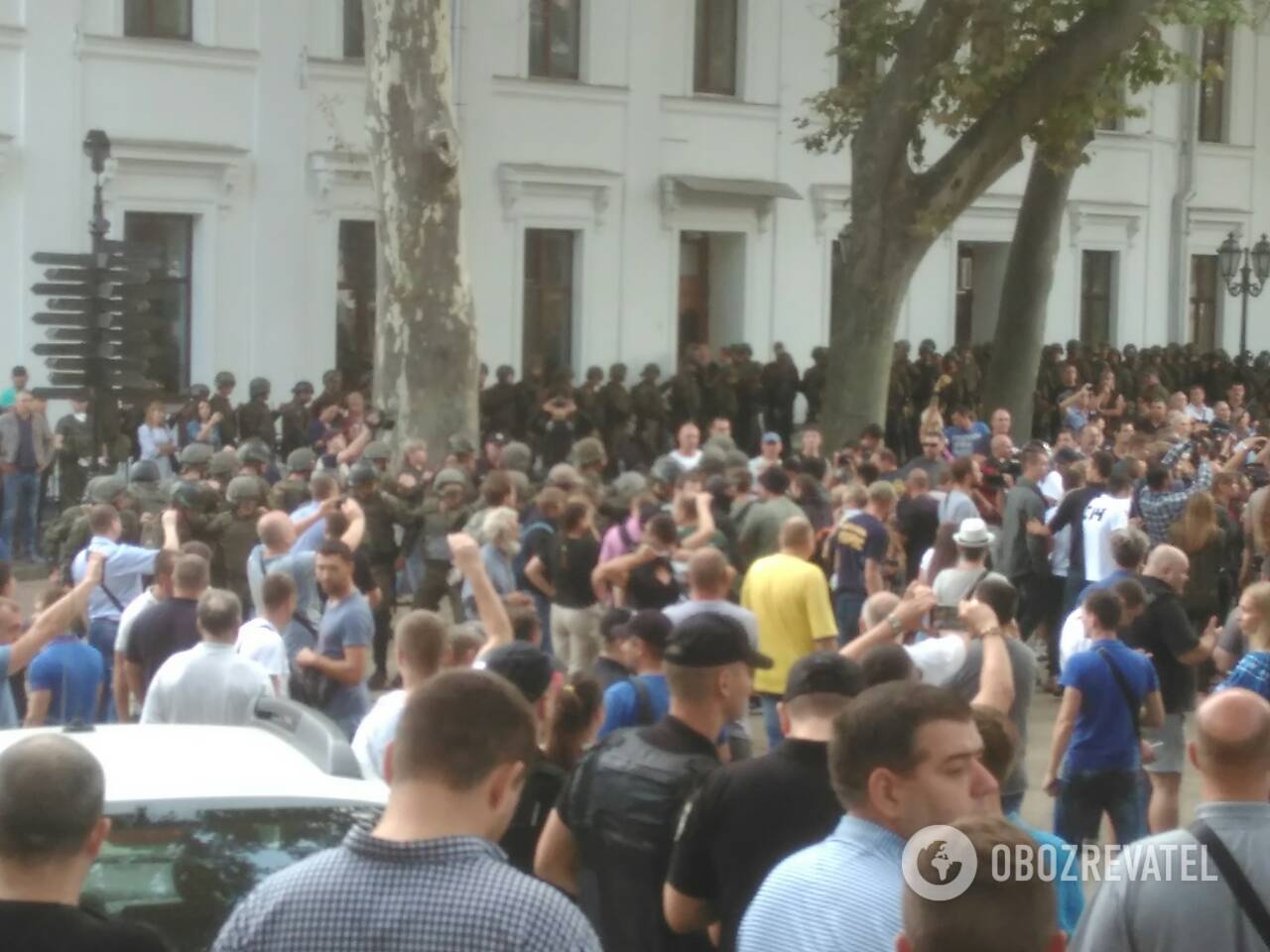 В Одесі під мерією відбулися зіткнення активістів з поліцією: багато постраждалих