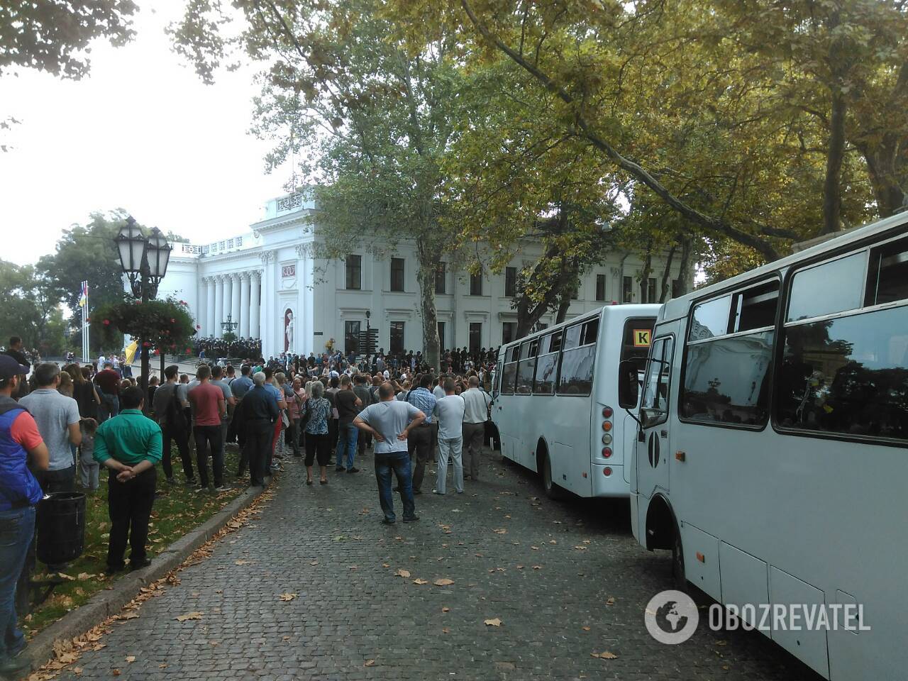 В Одесі під мерією відбулися зіткнення активістів з поліцією: багато постраждалих