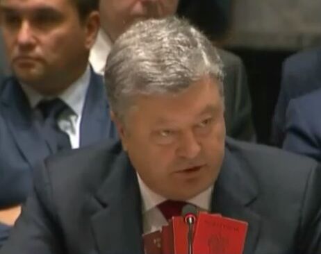Петро Порошенко показав паспорта російських військових