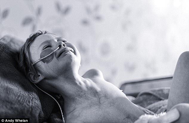 Тато добу обіймав змучене раком тіло померлої дочки: зворушливі фото