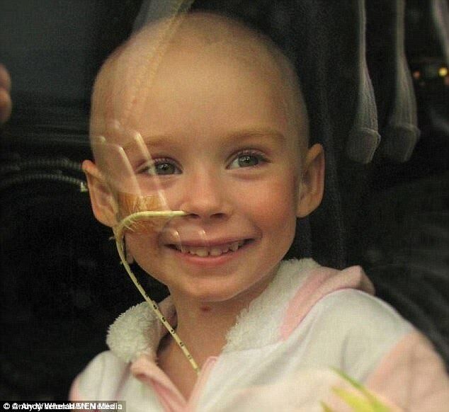 Тато добу обіймав змучене раком тіло померлої дочки: зворушливі фото