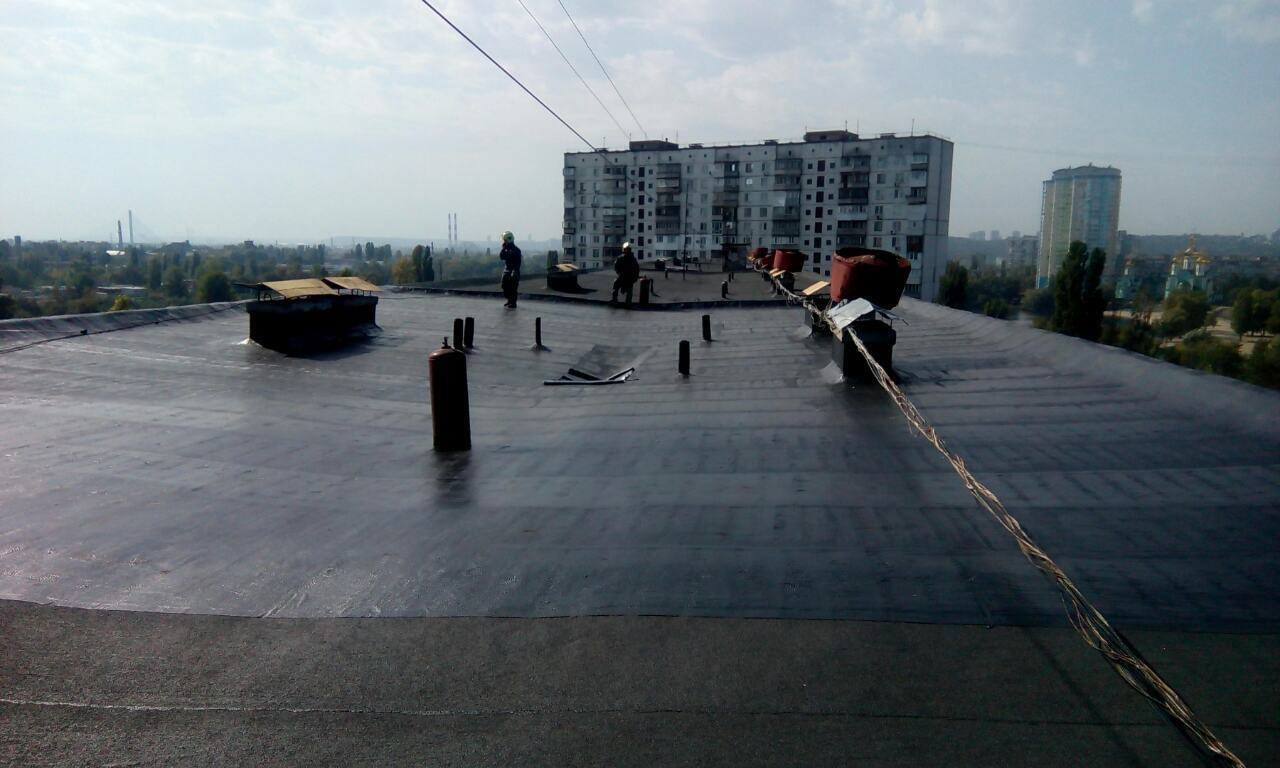 У Києві прогримів вибух на даху будинку: є постраждалі