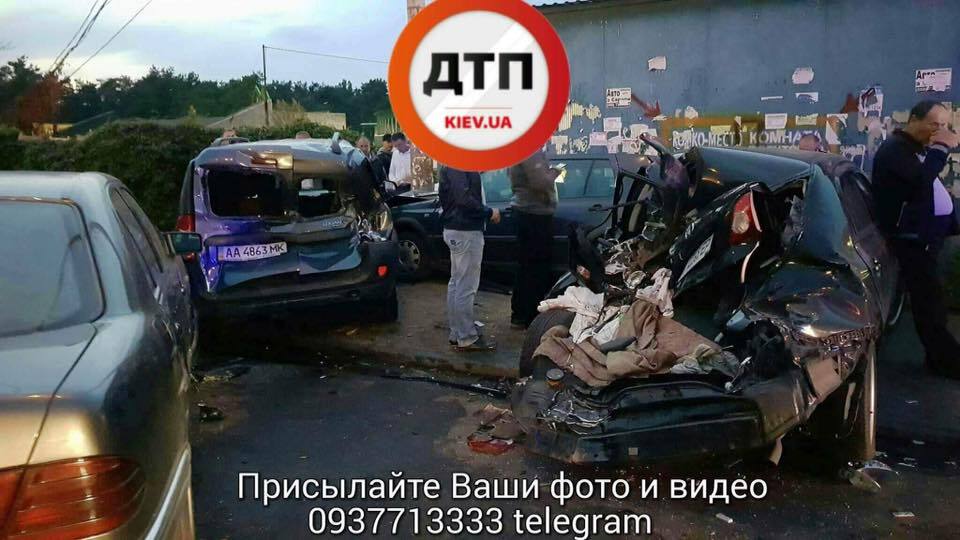 Розгромлені шість машин і кіоск: у Києві сталася жорстка ДТП