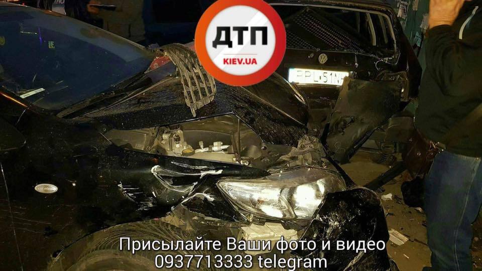 Розгромлені шість машин і кіоск: у Києві сталася жорстка ДТП