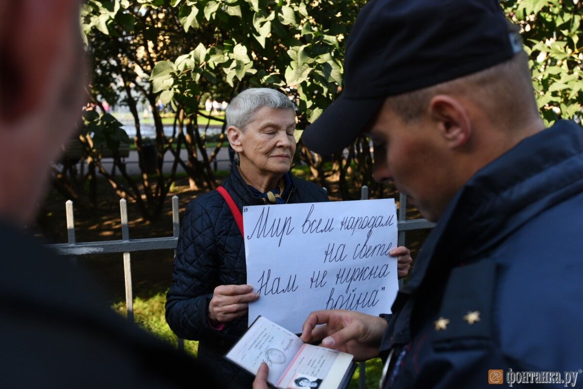 "Путин - это война!" Санкт-Петербург вышел на несанкционированный митинг против войны с Украиной